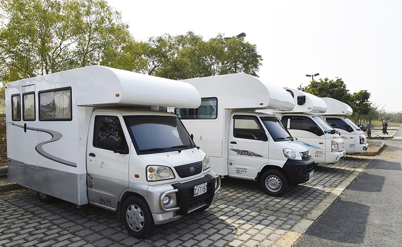 自走式露營車 (1)